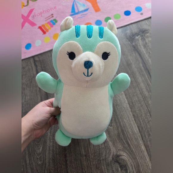 Squishmallows HugMees plush toy - Fuyuki The Squirrel - Picture 3 of 3